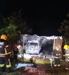 Fogo destrói caminhão e faz garagem colapsar  - 3