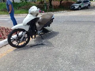 Colisão entre carro e moto deixa mulher ferida em Brusque - 2