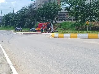 Colisão entre carro e moto deixa mulher ferida em Brusque - 1