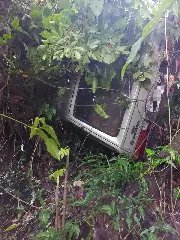 Motorista é levado ao hospital após cair com carro em ribanceira - 1
