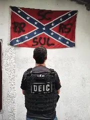 Casa com símbolos nazistas e bandeira supremacista é alvo de operação policial - 1