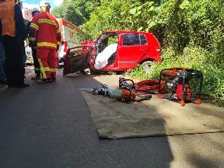 Mulher morre em acidente envolvendo carro e caminhão - 1
