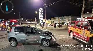 Batida entre veículos deixa danos materiais e pessoas feridas - 2