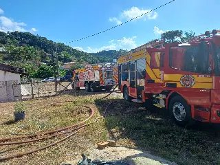 (VÍDEO) Bombeiros são acionados para incêndio em Brusque - 3