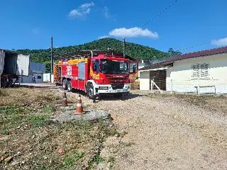 (VÍDEO) Bombeiros são acionados para incêndio em Brusque - 2