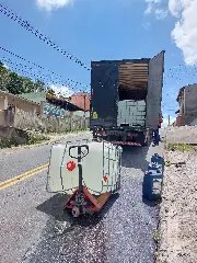 Contêiner carregado de álcool cai de caminhão durante subida de rua - 1
