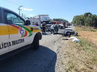 Colisão entre carro e caminhão deixa um morto e quatro feridos - 1