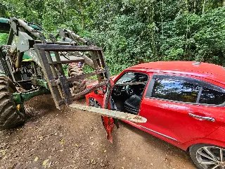 Barra de ferro de trator atravessa para-brisa e grávida fica ferida em SC - 2