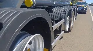 Carreta sem 13 pneus é flagrada pela PRF a caminho do Paraná - 1