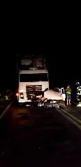 Motorista fica preso nas ferragens ao colidir carro na lateral de caminhão - 1
