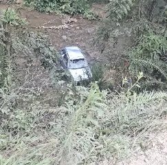 Três pessoas ficam feridas após carro sair da pista e cair em rio no Cedro Alto - 5
