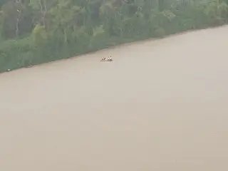 Sem colete, grupo de jovens é flagrado em embarcação no rio Itajaí-Açu - 1