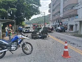 (VÍDEO) Motocicleta quase entra debaixo de carro em acidente na Primeiro de Maio - 3