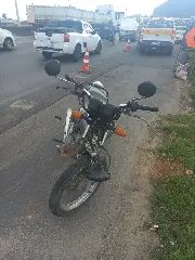 Idoso sem CNH fica ferido após bater moto em carro na Antônio Heil - 2