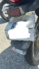 Moto sem retrovisores e com placa presa por fita adesiva é apreendida em Brusque - 1