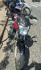Moto sem retrovisores e com placa presa por fita adesiva é apreendida em Brusque - 4