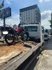 Moto sem retrovisores e com placa presa por fita adesiva é apreendida em Brusque - 3