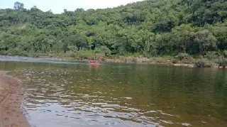 Adolescente morre afogado após cair de colchão inflável em rio - 1