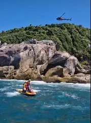 Homem cai em costão e é retirado com apoio de helicóptero em Bombinhas - 1