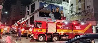 Moradores se penduram e pulam pela janela para escapar de incêndio - 3