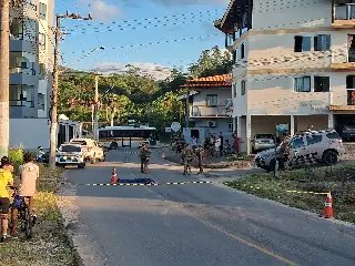 (VÍDEO) Suspeito de homicídio é preso após fugir para área de mata em Brusque  - 2