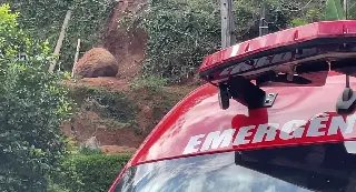 Pedra se desprende do morro e faz vítima parar no hospital - 2