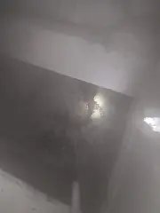 Bombeiros e brigadistas combatem fumaça em dutos subterrâneos de empresa - 1