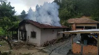 Incêndio destrói residência em Guabiruba - 3