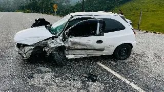 (VÍDEO) Acidente destrói Celta e Voyage em Botuverá - 4