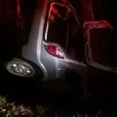 Carro é destruído após colisão com poste - 1