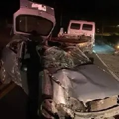 Carro é destruído após colisão com poste - 2