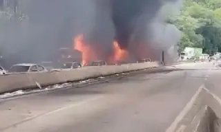 (VÍDEO) Densa cortina de fumaça toma conta do trecho em que carreta explodiu - 2