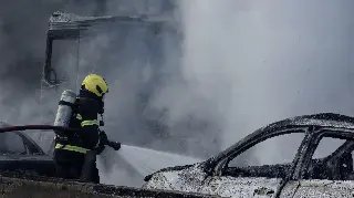 Ao menos 25 veículos e cinco pessoas foram atingidos pelos rastros de fogo da carreta  - 1