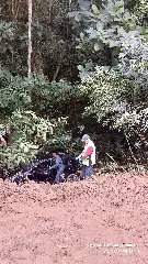 Carro com quatro ocupantes cai em ribanceira e ninguém se fere - 4