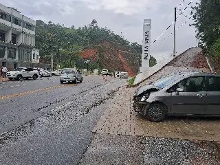 (VÍDEO) Veículos colidem no Mont Serrat; guarda de trânsito detalha informações  - 2