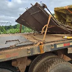 Caminhoneiro é flagrado com capacete em carreta sem para-brisa em SC - 2