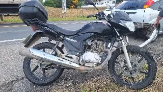 Colisão entre carro e moto deixa mulher ferida na Ivo Silveira - 1
