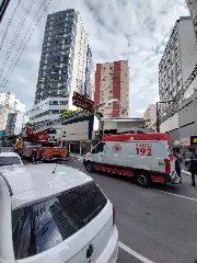 Homem sofre choque elétrico enquanto trabalhava em telhado  - 2