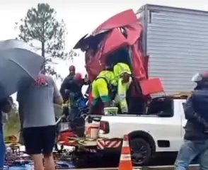 (VÍDEO) Motorista brusquense fica gravemente ferido em acidente no Paraná - 2