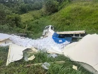 (VÍDEO) Acidente entre caminhão de gelo e carro deixa um morto em SC - 1