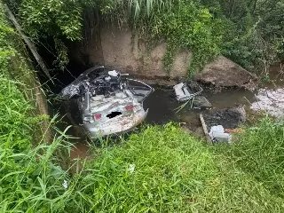 (VÍDEO) Acidente entre caminhão de gelo e carro deixa um morto em SC - 2