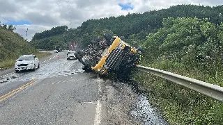 Jovem fica gravemente ferido após caminhão tombar em SC - 3
