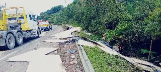 Jovem fica gravemente ferido após caminhão tombar em SC - 1