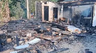 (VÍDEO) "Já tinha queimado tudo", relata morador que perdeu casa para incêndio em Guabiruba - 2