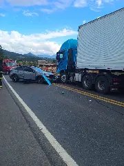 Colisão entre carro e carreta mobiliza bombeiros na BR-470 - 1