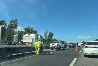 Acidente com moto, carro e carreta deixa um morto na BR-101 - 1