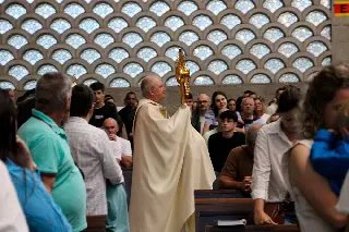 Centenas de fiéis acompanham a missa de Páscoa na Matriz São Luís Gonzaga - 3