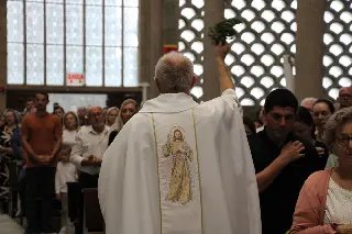 Centenas de fiéis acompanham a missa de Páscoa na Matriz São Luís Gonzaga - 6