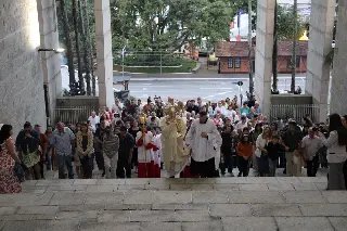 Centenas de fiéis acompanham a missa de Páscoa na Matriz São Luís Gonzaga - 1