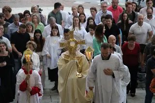Centenas de fiéis acompanham a missa de Páscoa na Matriz São Luís Gonzaga - 2